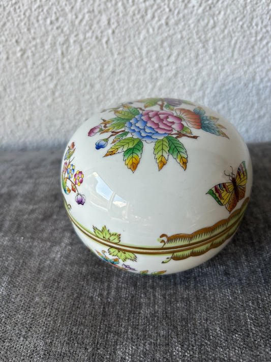 Porcelain bonbon dish with lid in "Queen Victoria" pattern by Herend