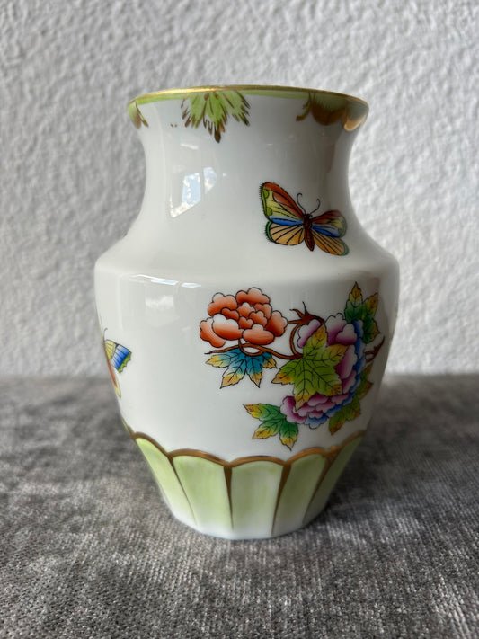 Small Porcelain vase with 'Queen Victoria' pattern by Herend